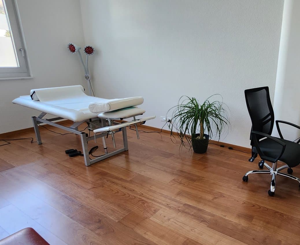 Behandlungszimmer der Praxis Alpen TCM in Thun